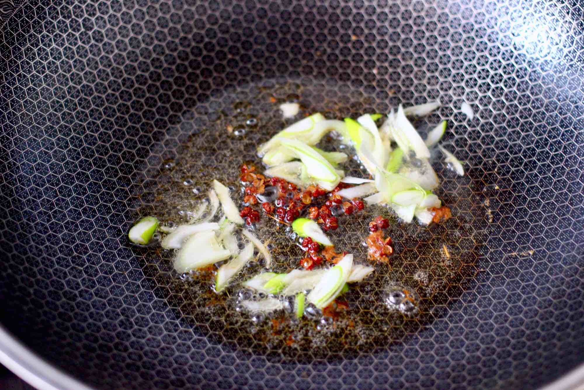 芹菜炒香菇的做法-咸鮮味炒菜譜-易網(wǎng)健康養(yǎng)生網(wǎng) 芹菜炒香菇的做法-咸鮮味炒菜譜