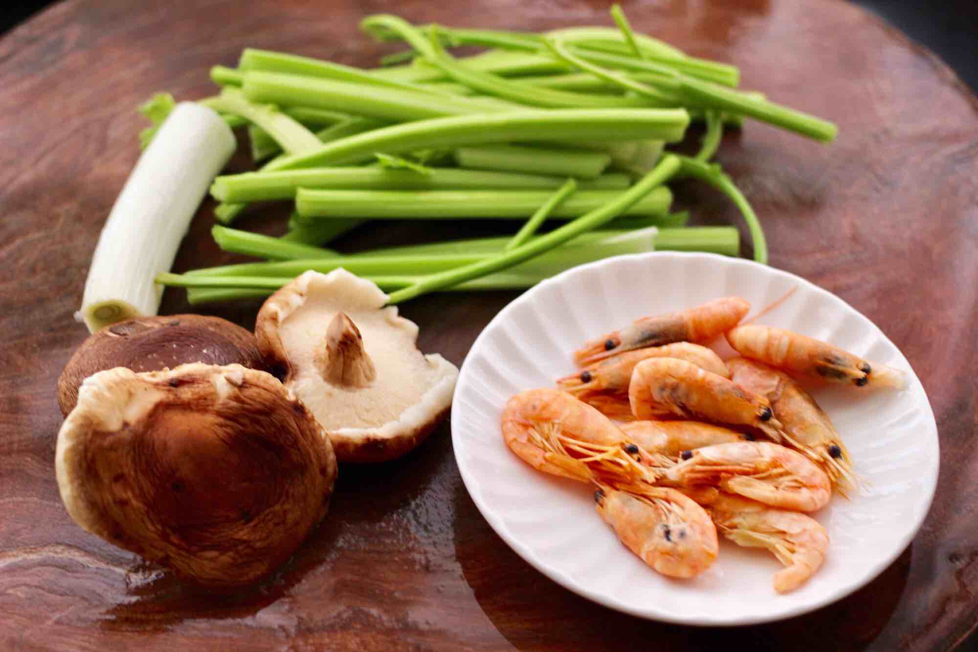 芹菜炒香菇的做法-咸鮮味炒菜譜-易網(wǎng)<a href=http://m.aoa7937.com/ target=_blank class=infotextkey>健康養(yǎng)生</a>網(wǎng) 芹菜炒香菇的做法-咸鮮味炒菜譜