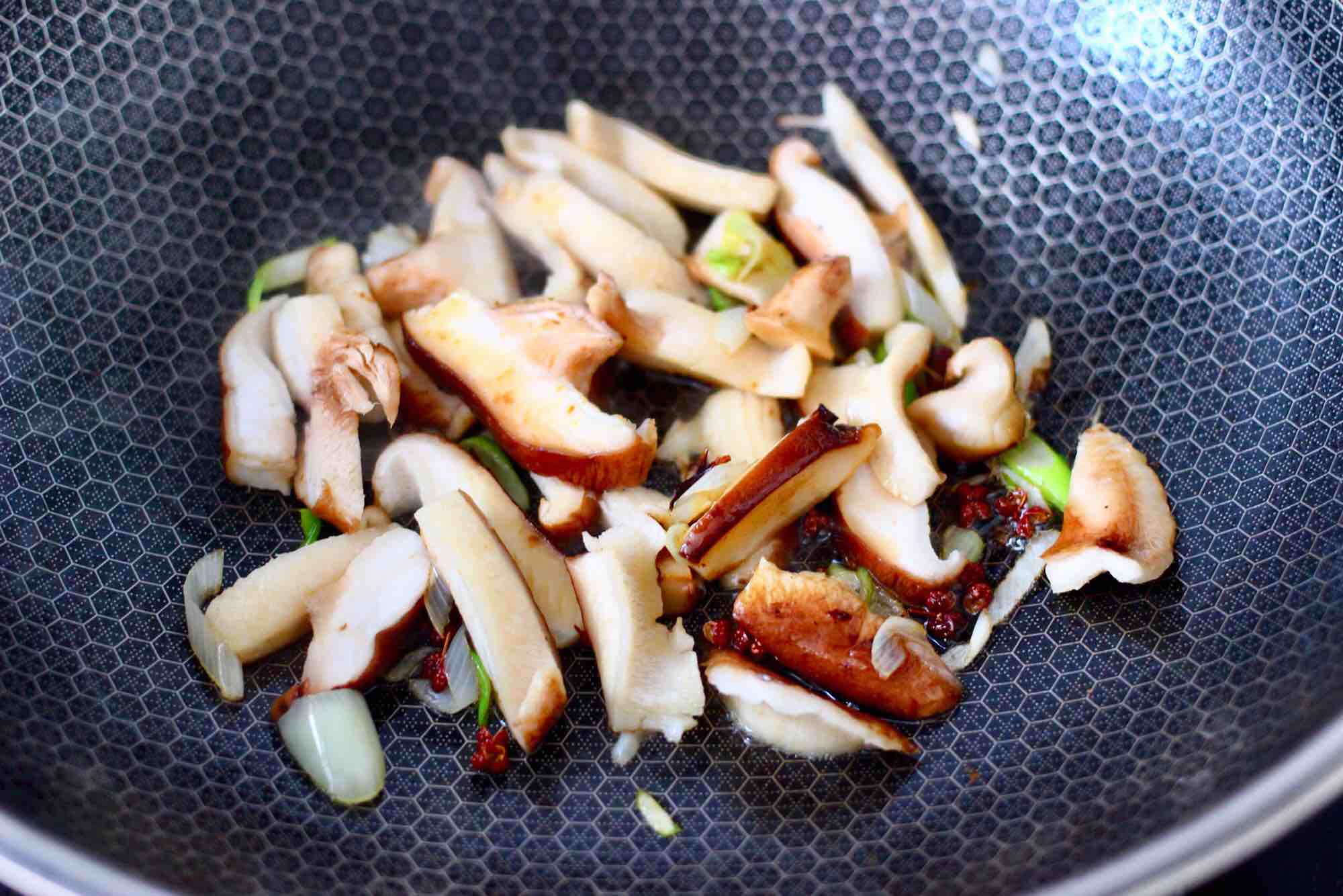 芹菜炒香菇的做法-咸鮮味炒菜譜-易網(wǎng)健康養(yǎng)生網(wǎng) 芹菜炒香菇的做法-咸鮮味炒菜譜