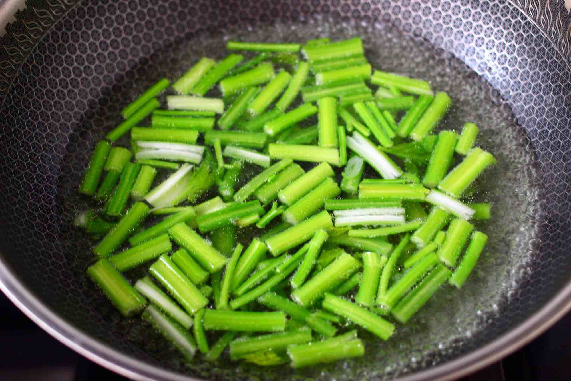 芹菜炒香菇的做法-咸鮮味炒菜譜-易網(wǎng)健康養(yǎng)生網(wǎng) 芹菜炒香菇的做法-咸鮮味炒菜譜