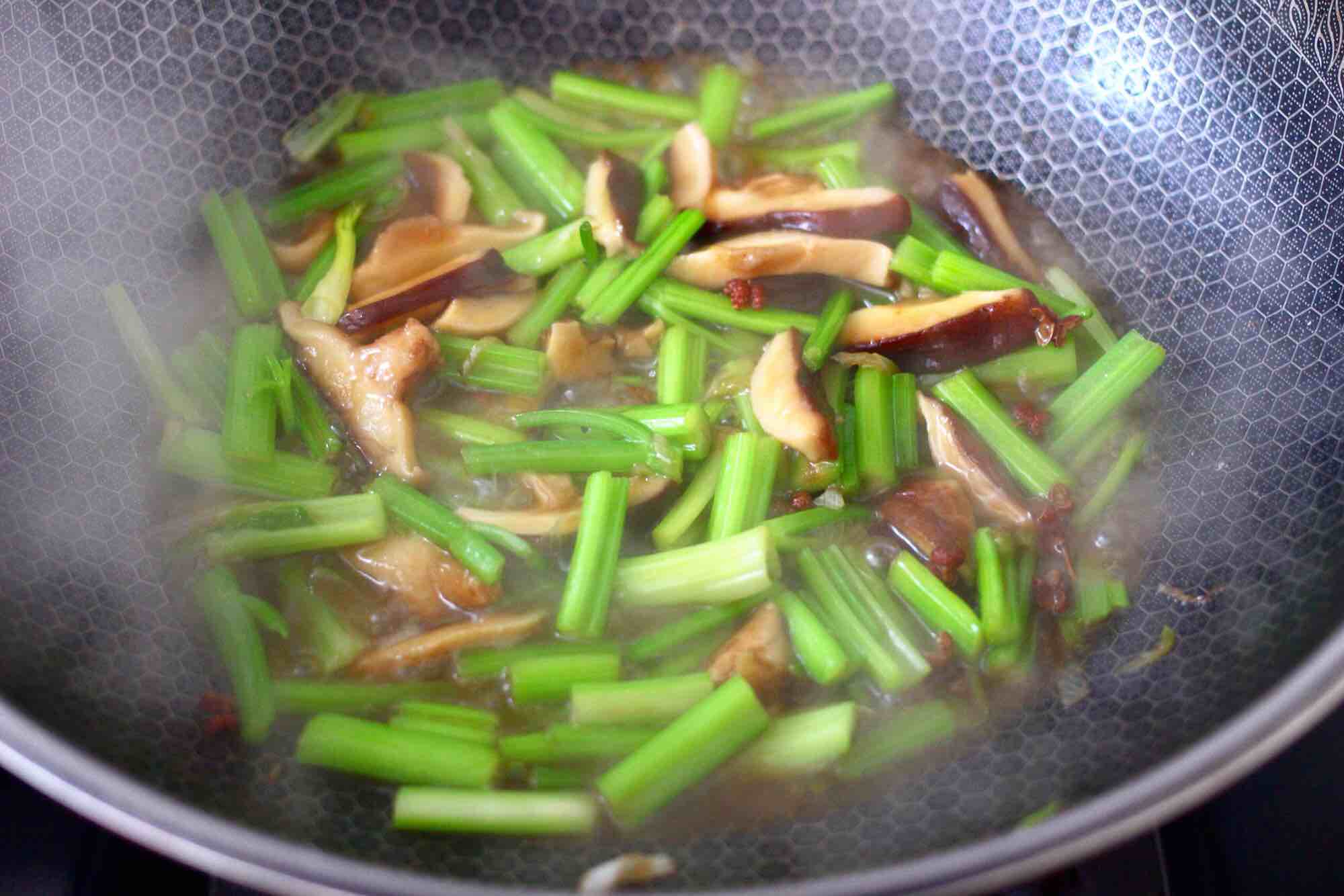 芹菜炒香菇的做法-咸鮮味炒菜譜-易網(wǎng)健康養(yǎng)生網(wǎng) 芹菜炒香菇的做法-咸鮮味炒菜譜