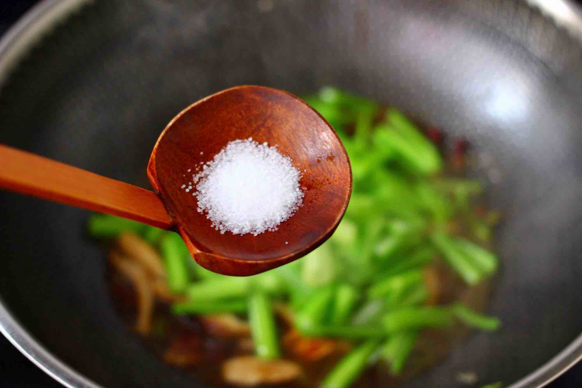 芹菜炒香菇的做法-咸鮮味炒菜譜-易網(wǎng)健康養(yǎng)生網(wǎng) 芹菜炒香菇的做法-咸鮮味炒菜譜