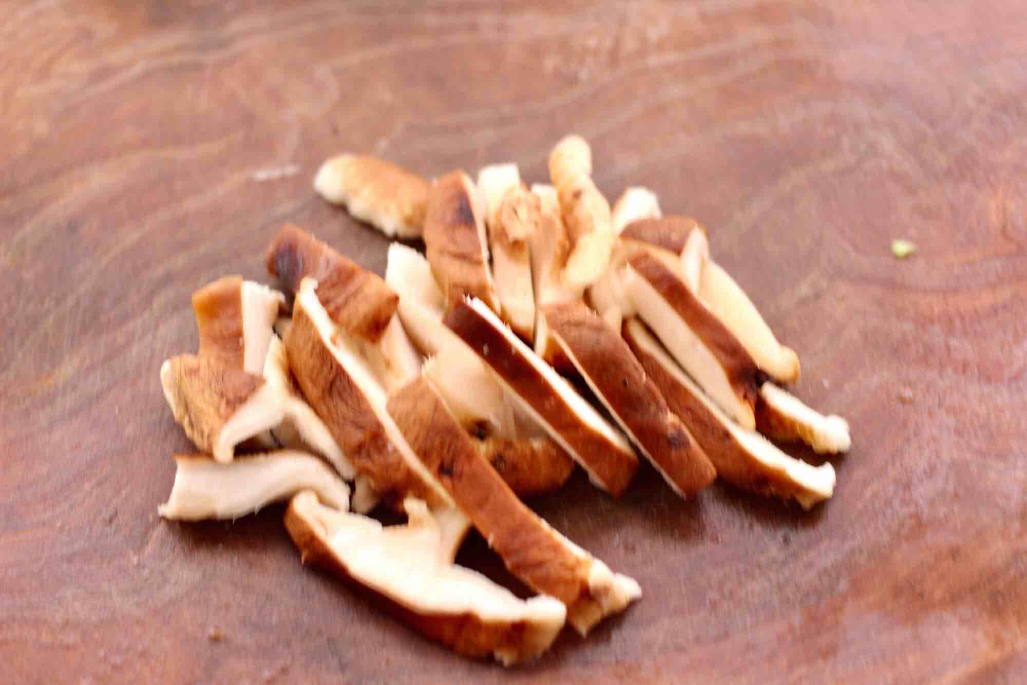 芹菜炒香菇的做法-咸鮮味炒菜譜-易網(wǎng)健康養(yǎng)生網(wǎng) 芹菜炒香菇的做法-咸鮮味炒菜譜