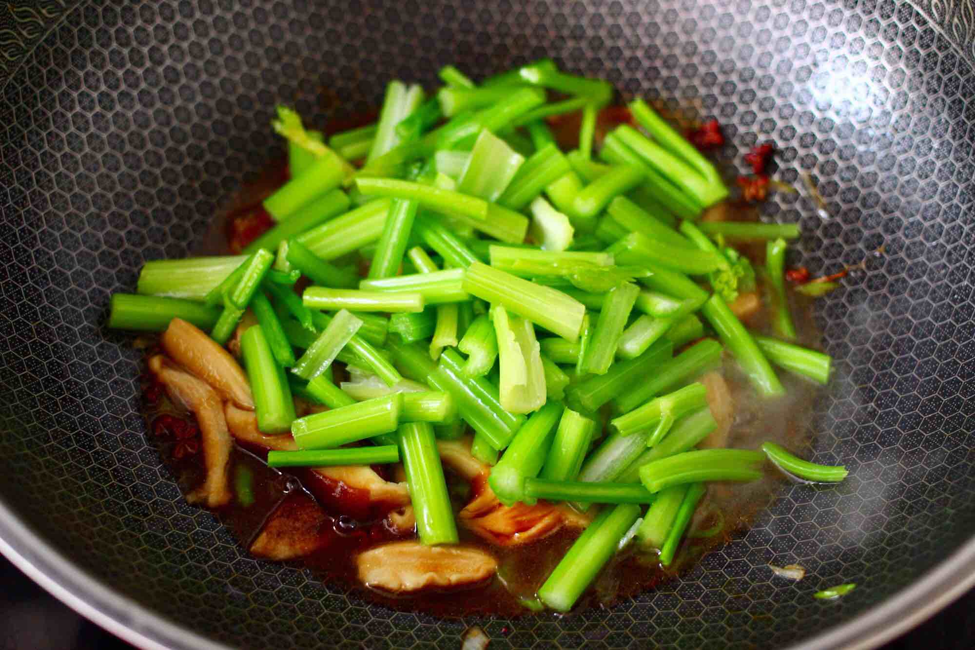 芹菜炒香菇的做法-咸鮮味炒菜譜-易網(wǎng)健康養(yǎng)生網(wǎng) 芹菜炒香菇的做法-咸鮮味炒菜譜