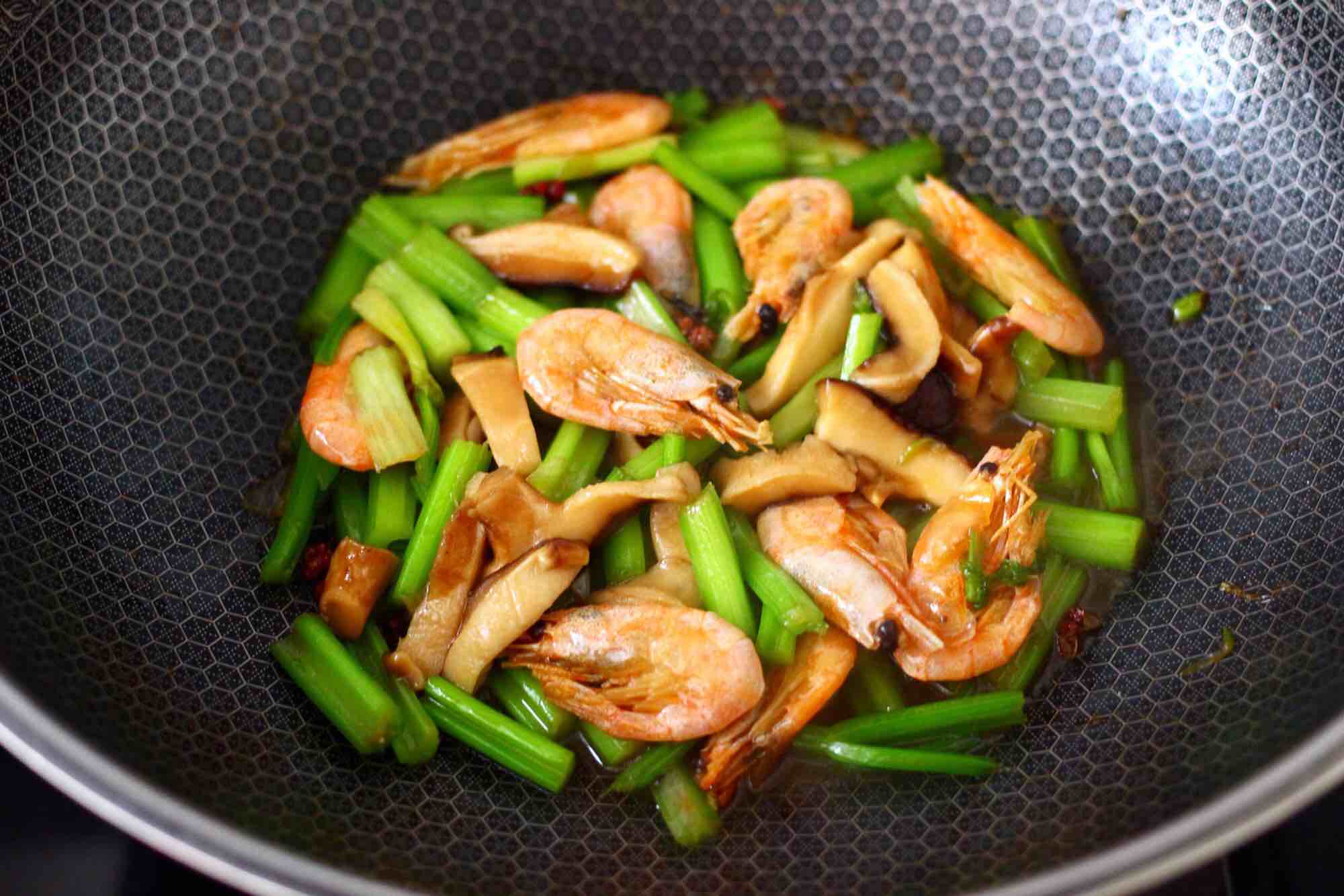 芹菜炒香菇的做法-咸鮮味炒菜譜-易網(wǎng)健康養(yǎng)生網(wǎng) 芹菜炒香菇的做法-咸鮮味炒菜譜