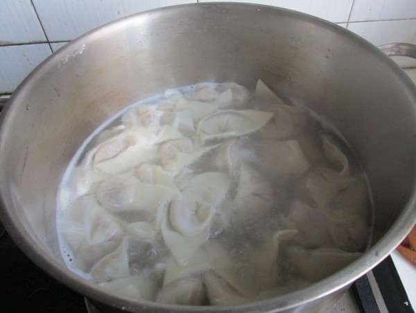 香菇餛飩的做法-酸辣味煮菜譜-易網(wǎng)健康養(yǎng)生網(wǎng) 香菇餛飩的做法-酸辣味煮菜譜