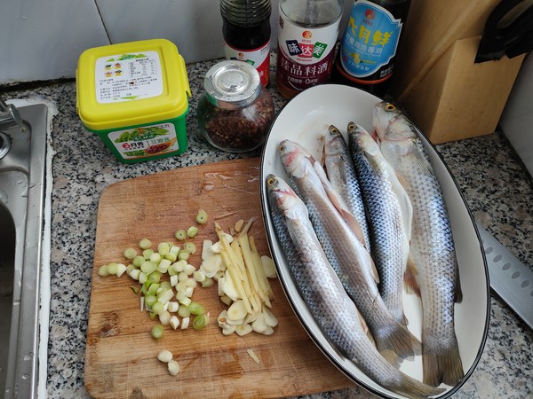 醬燜梭魚的做法-咸鮮味燉菜譜-易網<a href=http://m.aoa7937.com/ target=_blank class=infotextkey>健康養生</a>網 醬燜梭魚的做法-咸鮮味燉菜譜