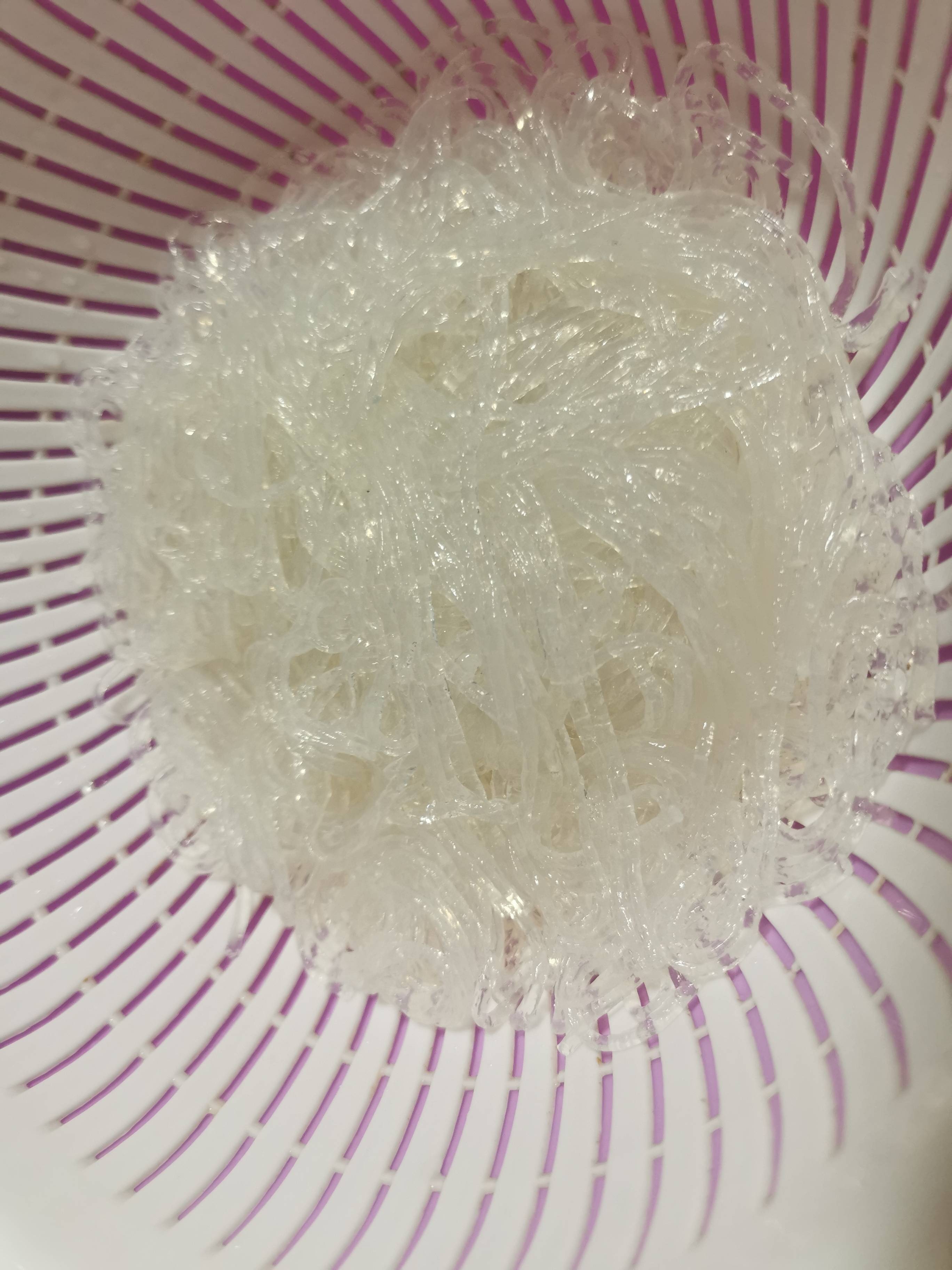 油菜炒粉絲的做法-咸鮮味炒菜譜-易網(wǎng)<a href=http://m.aoa7937.com/ target=_blank class=infotextkey>健康養(yǎng)生</a>網(wǎng) 油菜炒粉絲的做法-咸鮮味炒菜譜