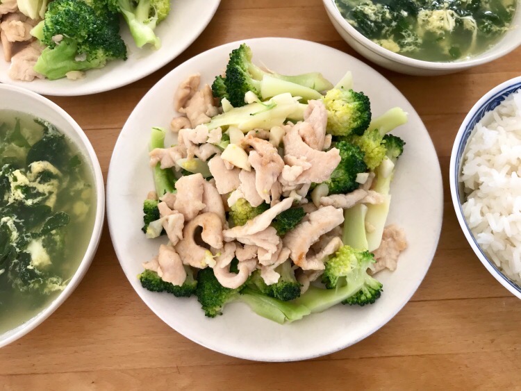 西蘭花炒雞肉的做法-家常味炒菜譜-易網健康養生網 西蘭花炒雞肉的做法-家常味炒菜譜