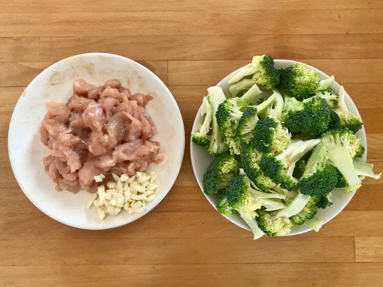 西蘭花炒雞肉的做法-家常味炒菜譜-易網<a href=http://m.aoa7937.com/ target=_blank class=infotextkey>健康養生</a>網 西蘭花炒雞肉的做法-家常味炒菜譜