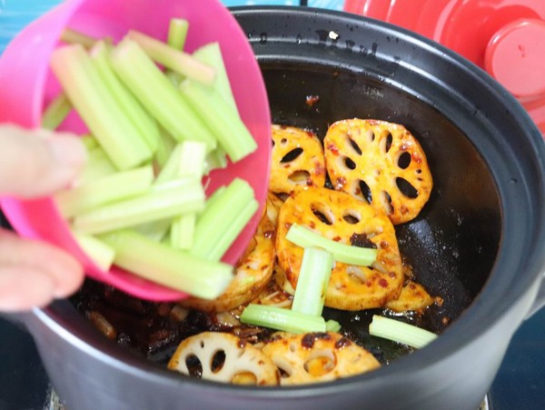 干鍋香辣蝦的做法-香辣味炒菜譜-易網(wǎng)健康養(yǎng)生網(wǎng) 干鍋香辣蝦的做法-香辣味炒菜譜