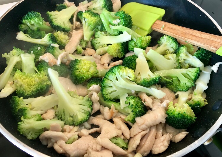 西蘭花炒雞肉的做法-家常味炒菜譜-易網健康養生網 西蘭花炒雞肉的做法-家常味炒菜譜