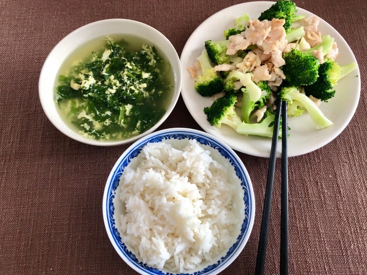 西蘭花炒雞肉的做法-家常味炒菜譜-易網健康養生網 西蘭花炒雞肉的做法-家常味炒菜譜