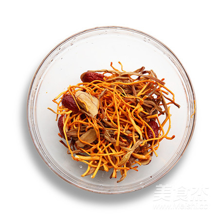 【滋補(bǔ)暖心】黃花菜蟲草花燉雞湯的做法-家常味燉菜譜-易網(wǎng)健康養(yǎng)生網(wǎng) 【滋補(bǔ)暖心】黃花菜蟲草花燉雞湯的做法-家常味燉菜譜