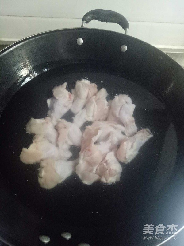 雞翅根炒土豆片的做法-家常味爆菜譜-易網<a href=http://m.aoa7937.com/ target=_blank class=infotextkey>健康養生</a>網 雞翅根炒土豆片的做法-家常味爆菜譜