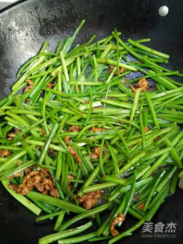 韭菜花炒肉的做法-家常味爆菜譜