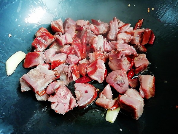 臘鴨燜芋頭的做法-香辣味燜菜譜-易網健康養生網 臘鴨燜芋頭的做法-香辣味燜菜譜
