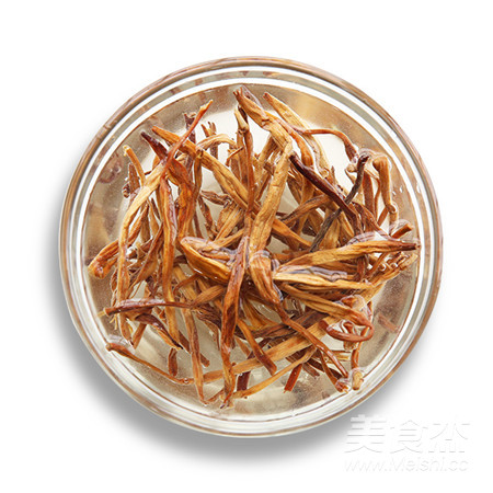 【滋補(bǔ)暖心】黃花菜蟲草花燉雞湯的做法-家常味燉菜譜-易網(wǎng)<a href=http://m.aoa7937.com/ target=_blank class=infotextkey>健康養(yǎng)生</a>網(wǎng) 【滋補(bǔ)暖心】黃花菜蟲草花燉雞湯的做法-家常味燉菜譜