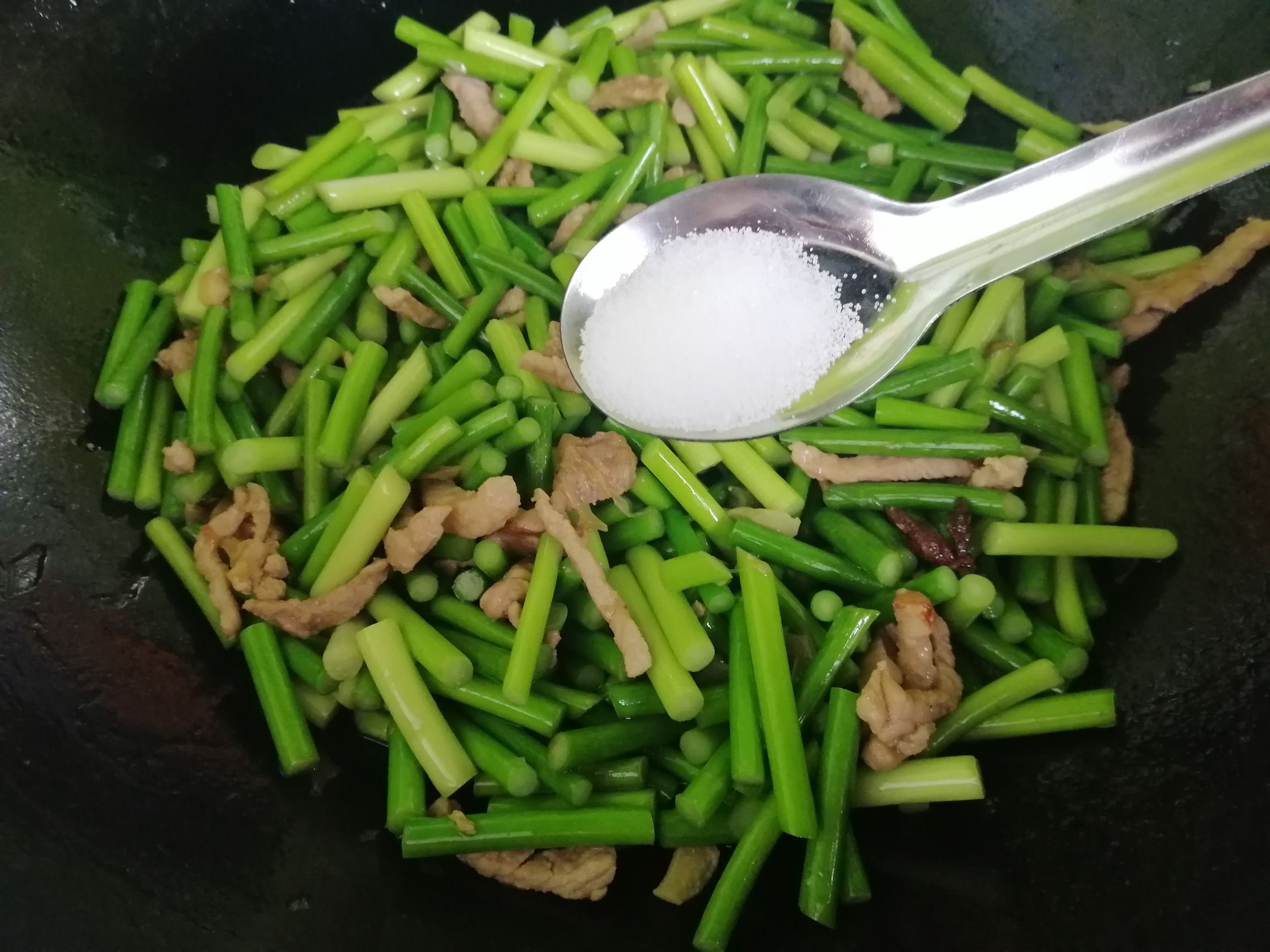 蒜苔炒肉，小朋友來做菜的做法-家常味炒菜譜