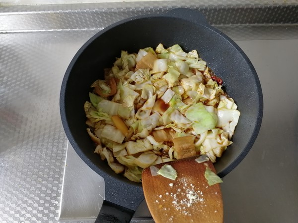 酸辣包菜炒肉的做法-酸辣味炒菜譜-易網健康養生網 酸辣包菜炒肉的做法-酸辣味炒菜譜