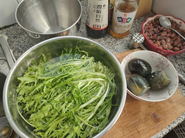 涼拌苦菊皮蛋花生米的做法-家常味拌菜譜-易網<a href=http://m.aoa7937.com/ target=_blank class=infotextkey>健康養生</a>網 涼拌苦菊皮蛋花生米的做法-家常味拌菜譜