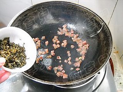雪菜蛋炒飯的做法-家常味炒菜譜