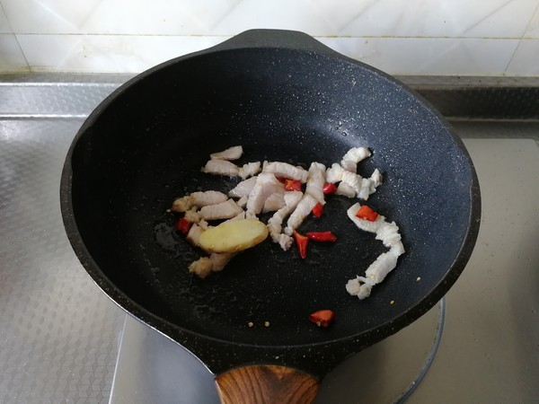 手撕包菜炒肉的做法-咸鮮味炒菜譜-易網(wǎng)健康養(yǎng)生網(wǎng) 手撕包菜炒肉的做法-咸鮮味炒菜譜