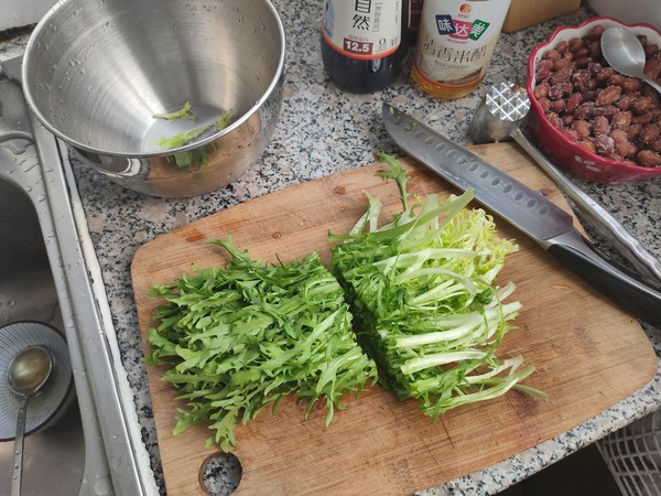 涼拌苦菊皮蛋花生米的做法-家常味拌菜譜-易網健康養生網 涼拌苦菊皮蛋花生米的做法-家常味拌菜譜