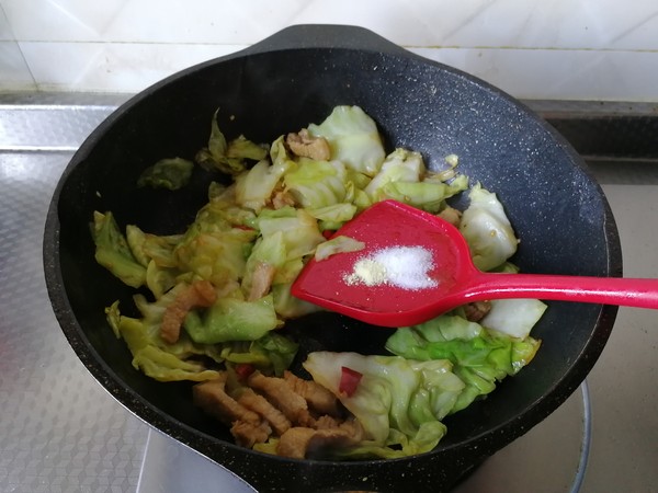 手撕包菜炒肉的做法-咸鮮味炒菜譜-易網(wǎng)健康養(yǎng)生網(wǎng) 手撕包菜炒肉的做法-咸鮮味炒菜譜
