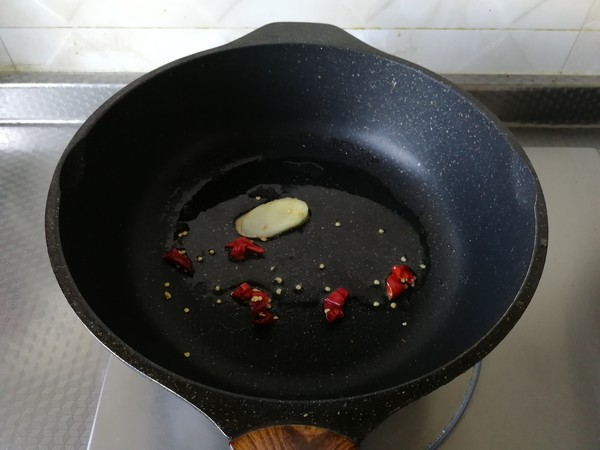 手撕包菜炒肉的做法-咸鮮味炒菜譜-易網(wǎng)健康養(yǎng)生網(wǎng) 手撕包菜炒肉的做法-咸鮮味炒菜譜