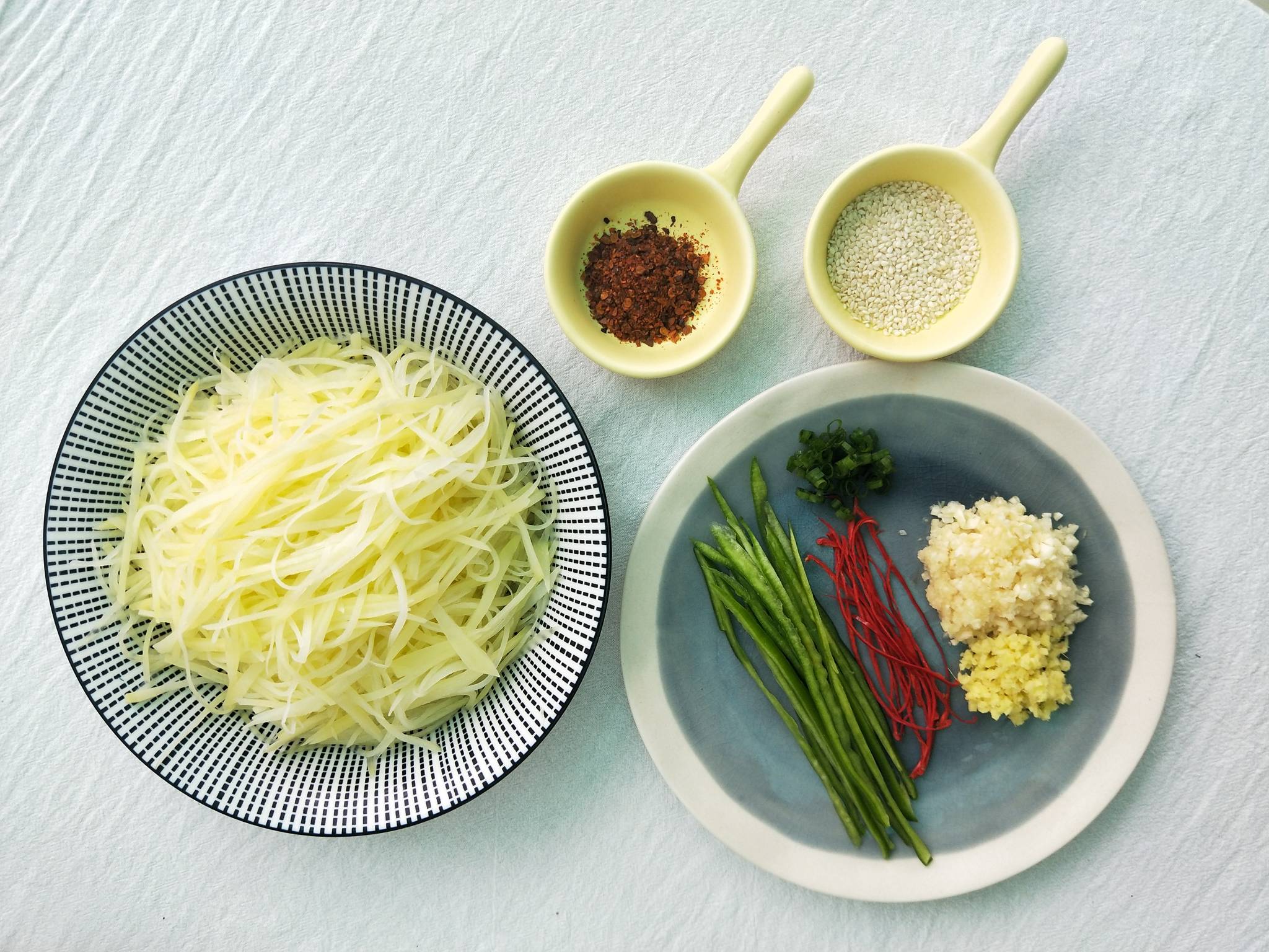 涼拌土豆絲的做法-香辣味拌菜譜-易網(wǎng)<a href=http://m.aoa7937.com/ target=_blank class=infotextkey>健康養(yǎng)生</a>網(wǎng) 涼拌土豆絲的做法-香辣味拌菜譜