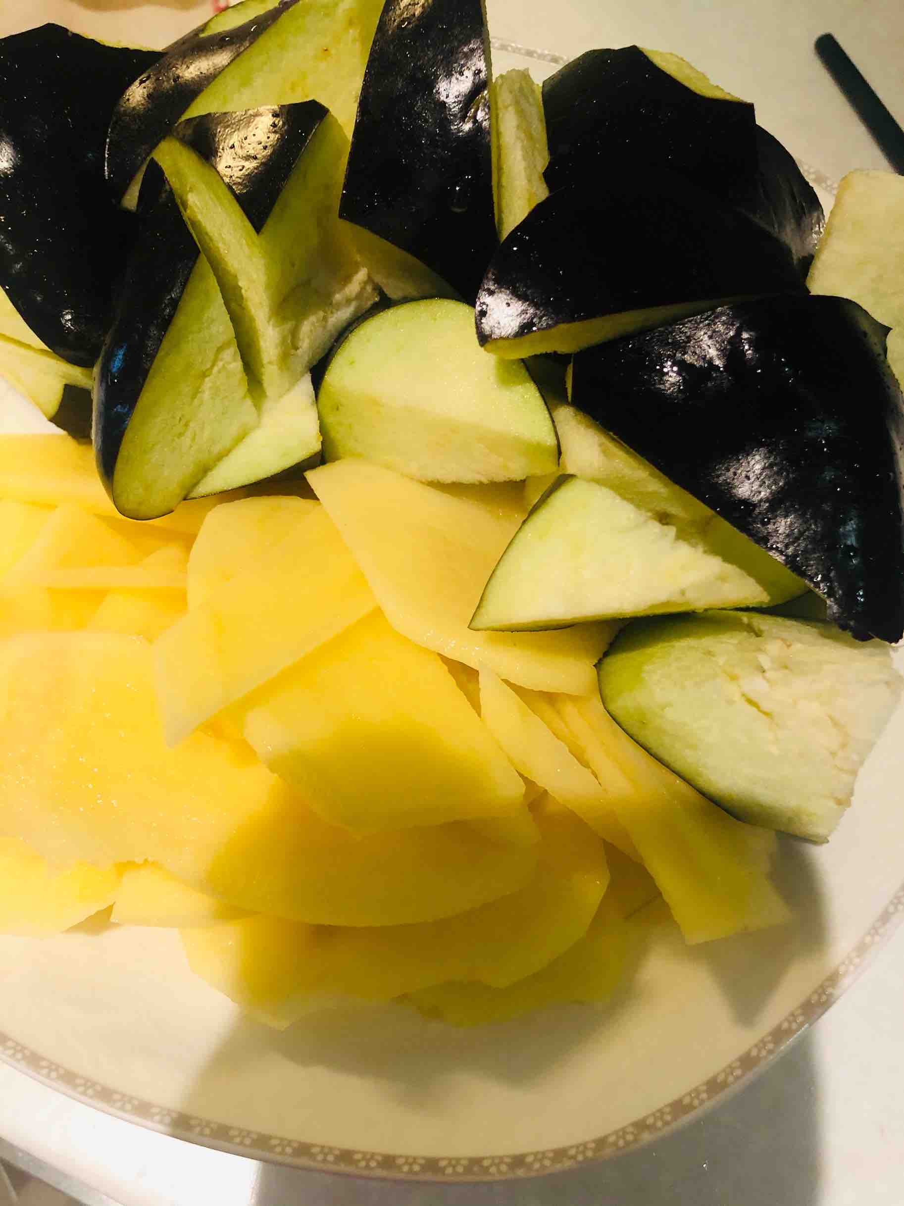 超級簡單、健康的茄子燒土豆的做法-咸鮮味燉菜譜-易網<a href=http://m.aoa7937.com/ target=_blank class=infotextkey>健康養生</a>網 超級簡單、健康的茄子燒土豆的做法-咸鮮味燉菜譜