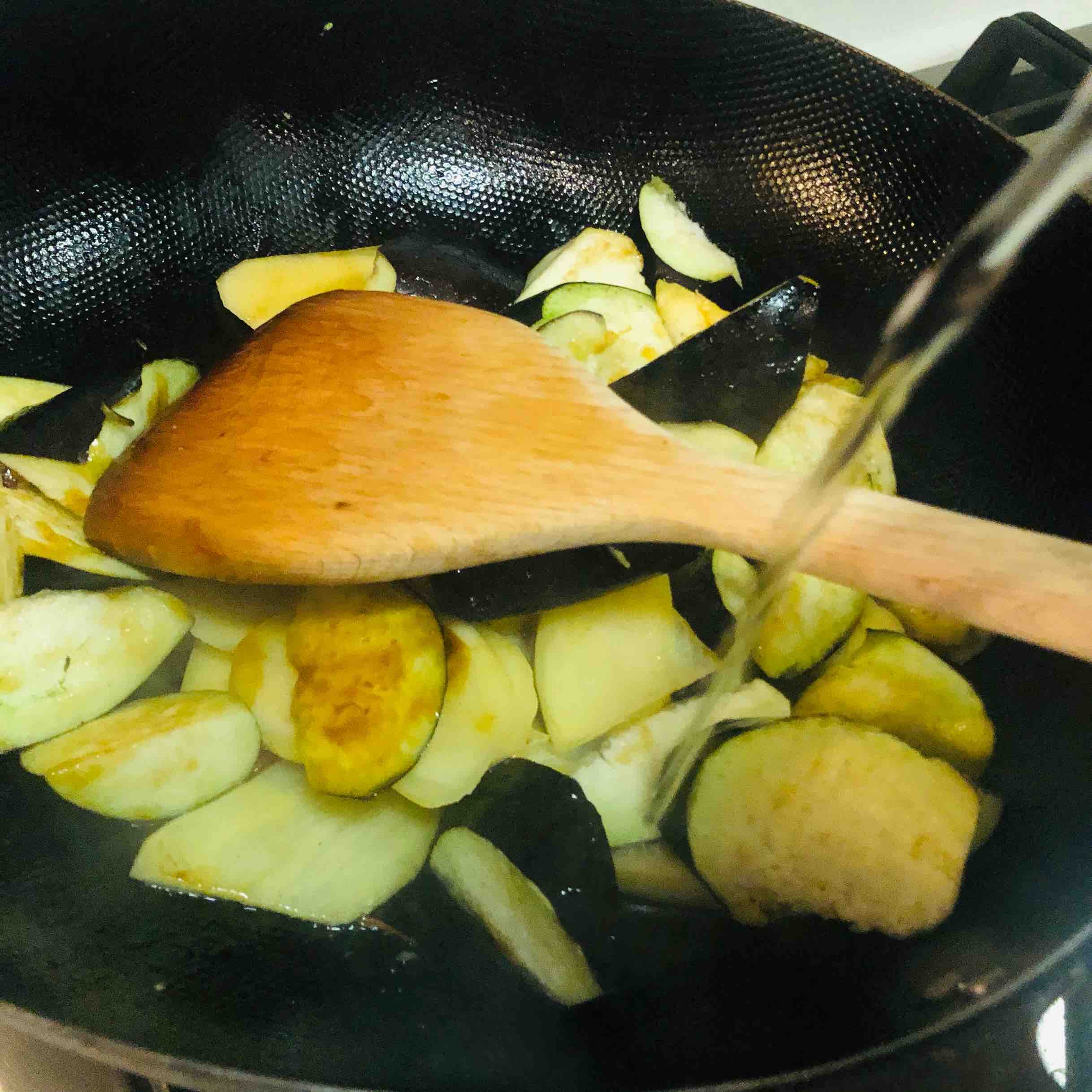 超級簡單、健康的茄子燒土豆的做法-咸鮮味燉菜譜-易網健康養生網 超級簡單、健康的茄子燒土豆的做法-咸鮮味燉菜譜