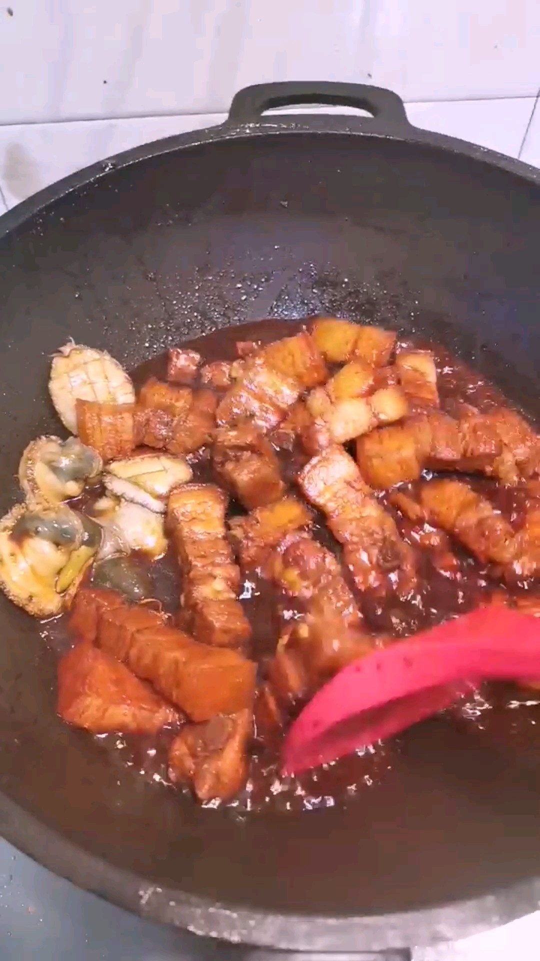五花肉燉小鮑魚的做法-家常味燉菜譜