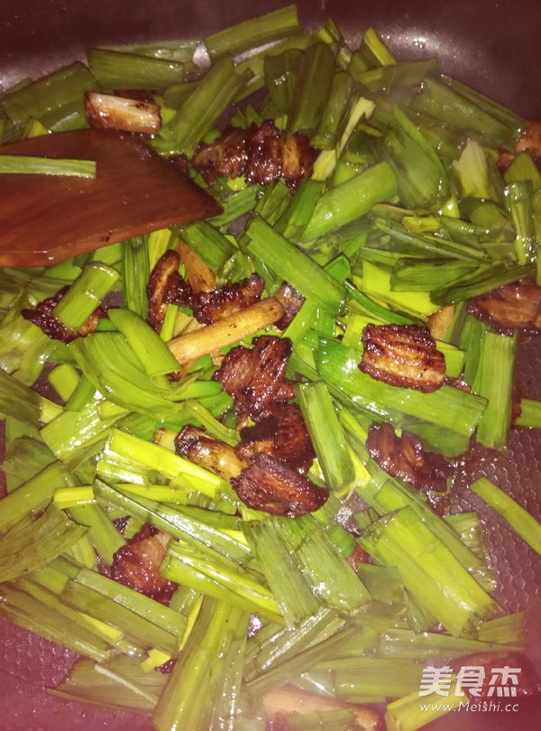 下飯菜蒜葉五花肉的做法-家常味炒菜譜