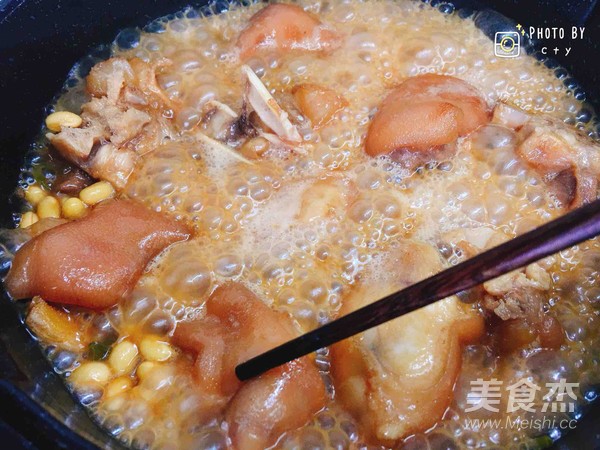滿滿膠原蛋白的黃豆?fàn)F豬蹄的做法-醬香味燜菜譜-易網(wǎng)健康養(yǎng)生網(wǎng) 滿滿膠原蛋白的黃豆?fàn)F豬蹄的做法-醬香味燜菜譜