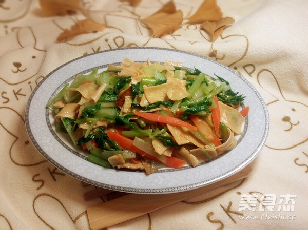 西芹炒豆皮的做法-家常味炒菜譜