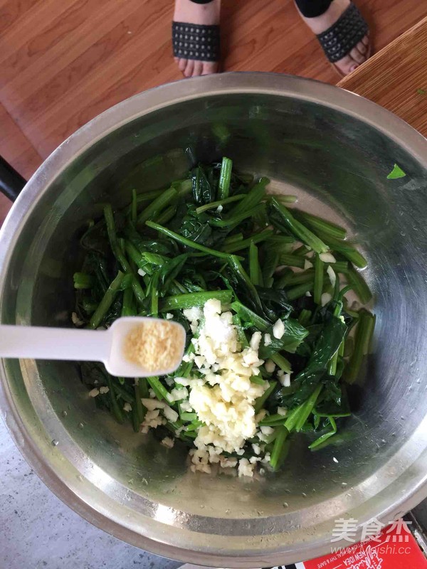 涼拌菠菜的做法-家常味拌菜譜-易網健康養生網 涼拌菠菜的做法-家常味拌菜譜