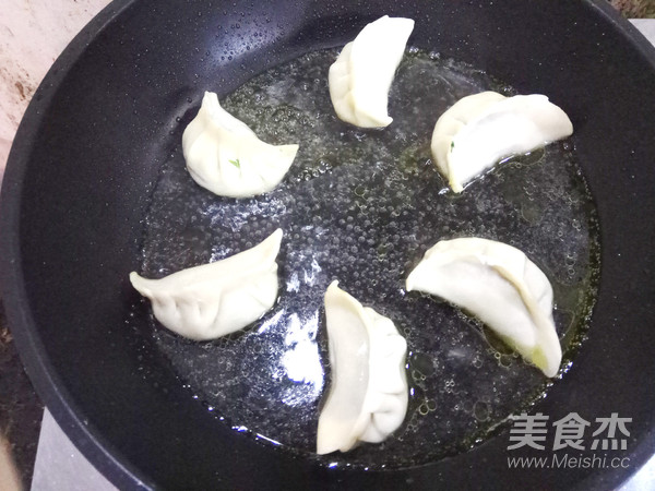 青菜鮮肉煎餃的做法-家常味炒菜譜