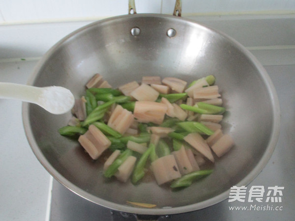 干鍋雞翅蝦的做法-香辣味燒菜譜-易網(wǎng)健康養(yǎng)生網(wǎng) 干鍋雞翅蝦的做法-香辣味燒菜譜