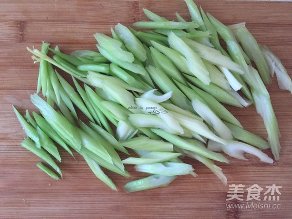 西芹炒核桃仁的做法-家常味炒菜譜