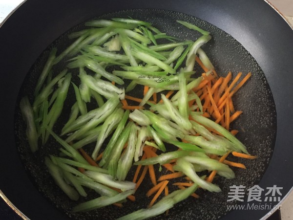 西芹炒核桃仁的做法-家常味炒菜譜