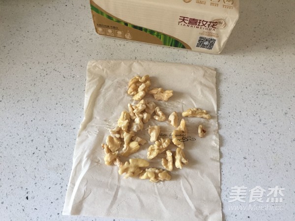 西芹炒核桃仁的做法-家常味炒菜譜