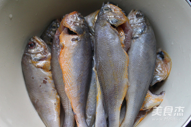 干炸黃花魚的做法-咸鮮味炸菜譜-易網<a href=http://m.aoa7937.com/ target=_blank class=infotextkey>健康養生</a>網 干炸黃花魚的做法-咸鮮味炸菜譜
