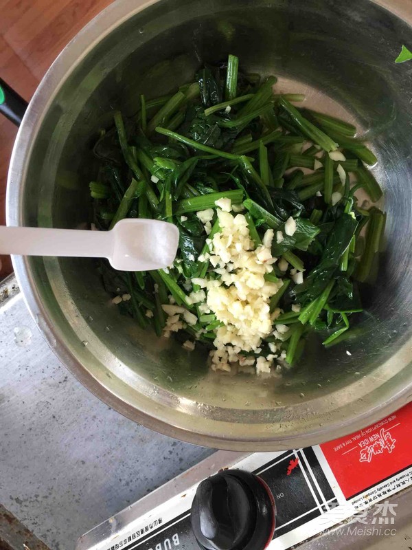 涼拌菠菜的做法-家常味拌菜譜-易網健康養生網 涼拌菠菜的做法-家常味拌菜譜