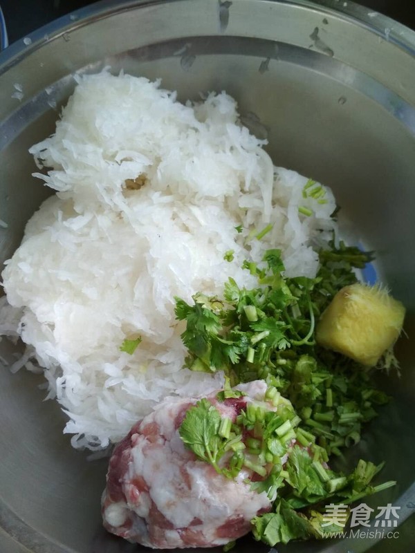 白蘿卜大肉蒸餃的做法-家常味蒸菜譜-易網(wǎng)<a href=http://m.aoa7937.com/ target=_blank class=infotextkey>健康養(yǎng)生</a>網(wǎng) 白蘿卜大肉蒸餃的做法-家常味蒸菜譜