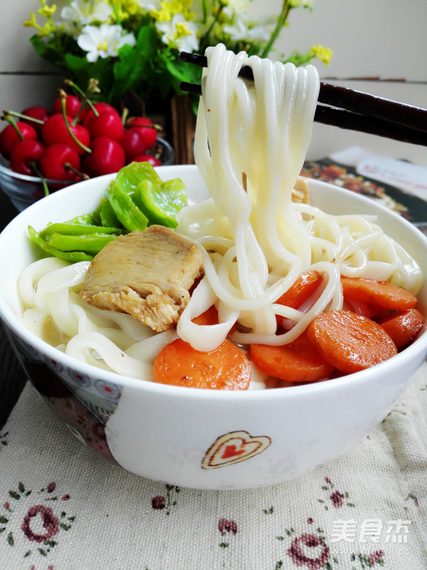 胡蘿卜雞肉面條的做法-家常味煮菜譜-易網健康養生網 胡蘿卜雞肉面條的做法-家常味煮菜譜