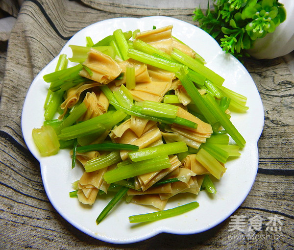 芹菜炒豆皮的做法-咸鮮味炒菜譜
