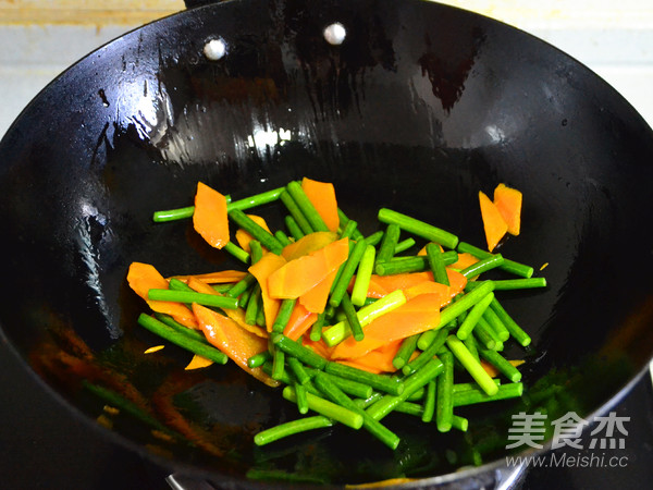 色佳味美的快手菜—蒜薹溜肥腸的做法-咸鮮味炒菜譜-易網(wǎng)健康養(yǎng)生網(wǎng) 色佳味美的快手菜—蒜薹溜肥腸的做法-咸鮮味炒菜譜