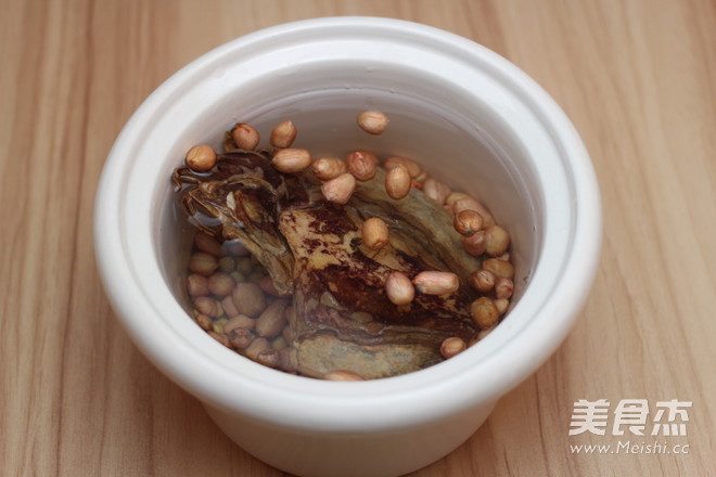 廣東老火靚湯-墨魚花生黃豆湯的做法-家常味煲菜譜-易網(wǎng)<a href=http://m.aoa7937.com/ target=_blank class=infotextkey>健康養(yǎng)生</a>網(wǎng) 廣東老火靚湯-墨魚花生黃豆湯的做法-家常味煲菜譜